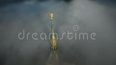 大气空中特写镜头，发光的金色雕像在蒙特圣米歇尔城堡尖塔上方乌云。